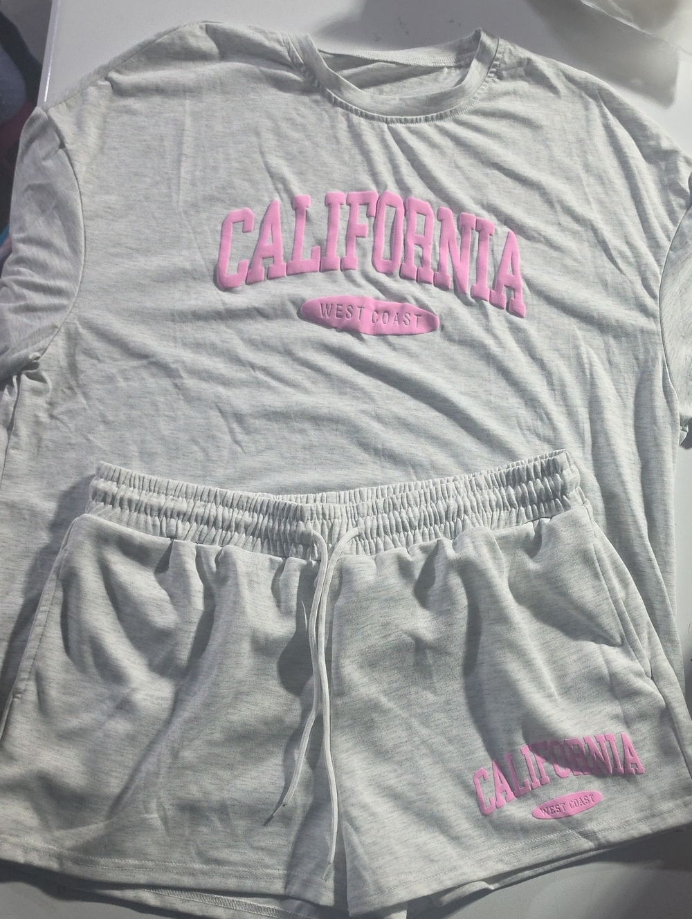 California Graphic Short Sleeve Tee in Light Gray & Pink